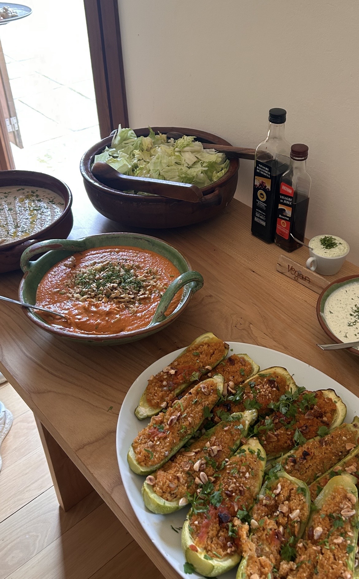 Frisch zubereitete pflanzenbasierte Gerichte