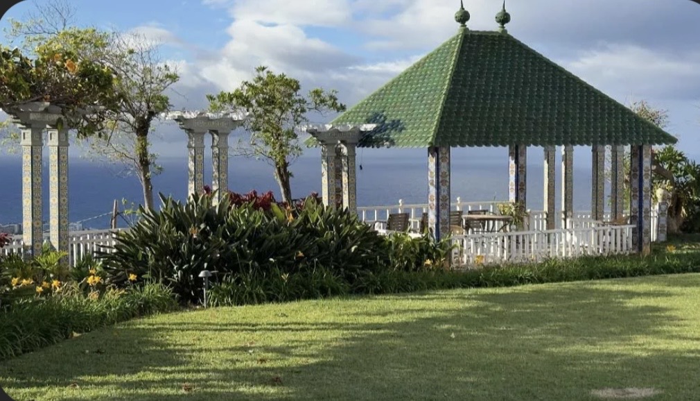 Pavillon mit Meerblick