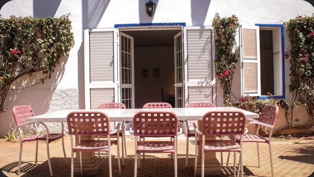 Terrasse mit Sitzplätzen