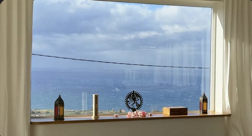 Blick aus dem Yogaraum aufs Meer