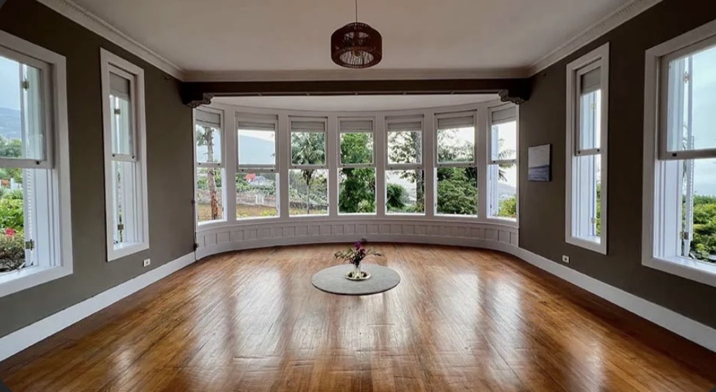 Heller Raum für Yoga